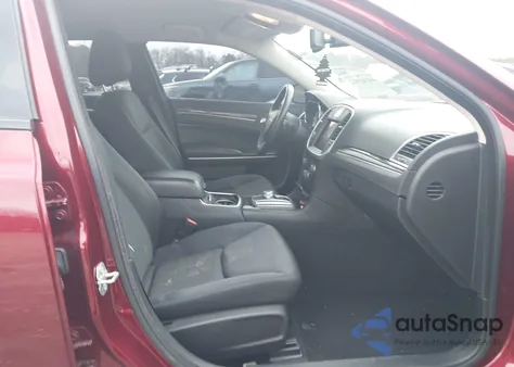 2020 Chrysler 300 Touring z USA, uszkodzony, nr VIN 2C3CCAAGXLH209353